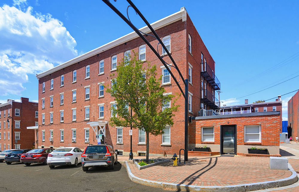 Peck, Kelleher and Pentore of Horvath & Tremblay arrange sale of a 15-unit mixed-use property in Manchester, NH